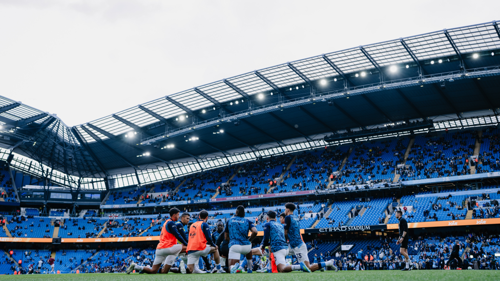 GET LOOSE : The players go through their pre-match drills.