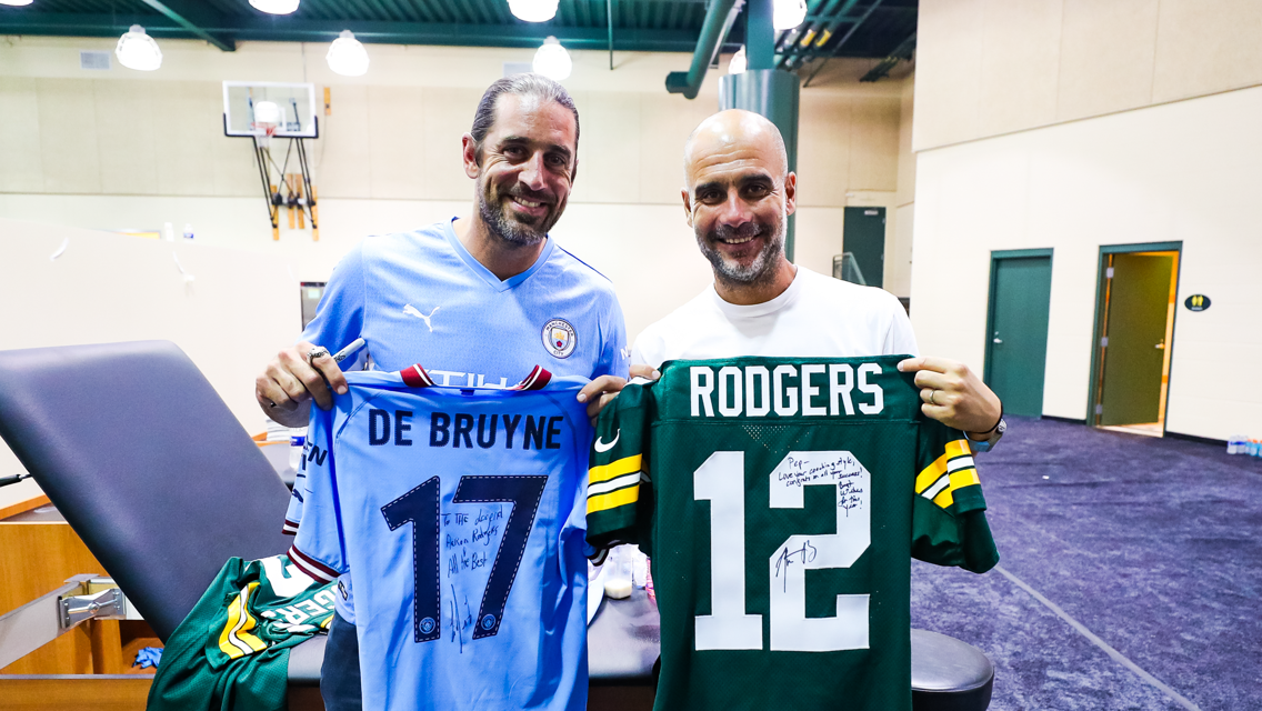 Aaron Rodgers, astro do Green Bay Packers, conhece Guardiola, De Bruyne e Haaland