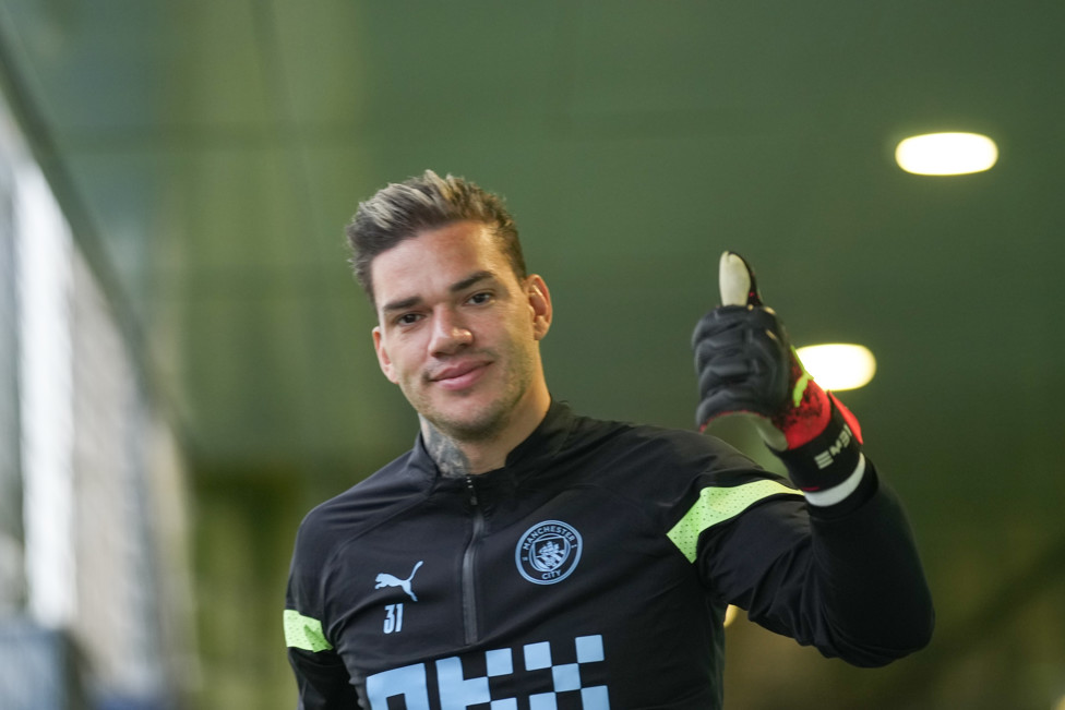 JOINHA  : Ederson acena para as câmeras antes do treino. 