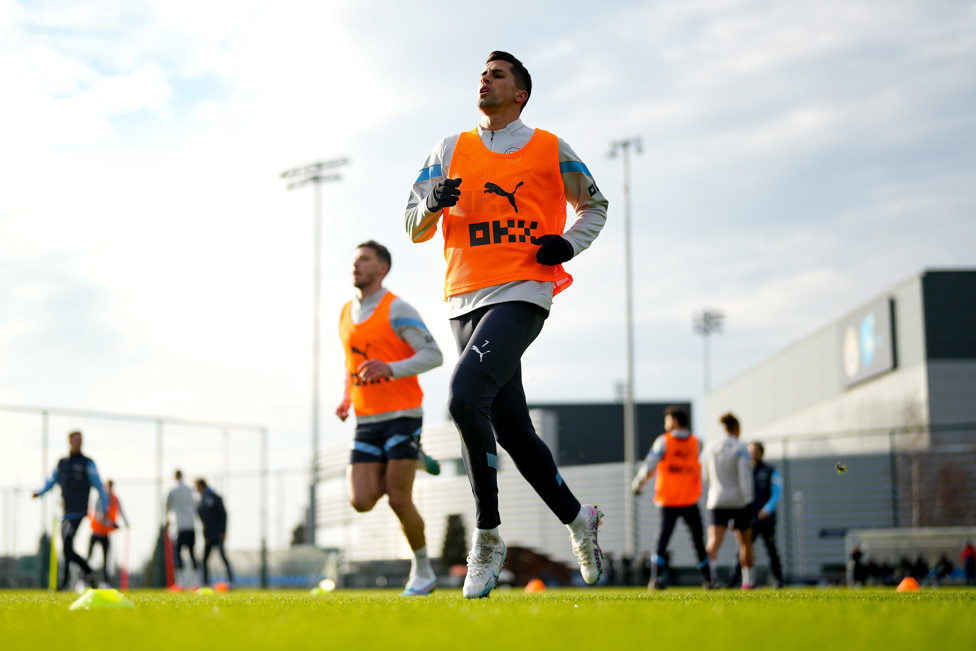 OS PORTUGUESES  : Cancelo corre com Rúben Dias ao fundo. 