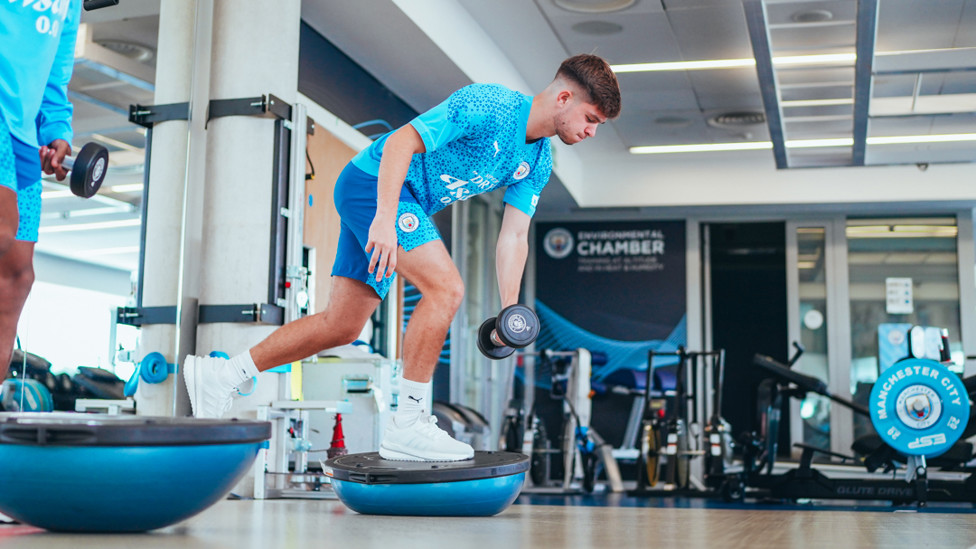 ACADEMY ALUMNI  : James McAtee puts in the work.