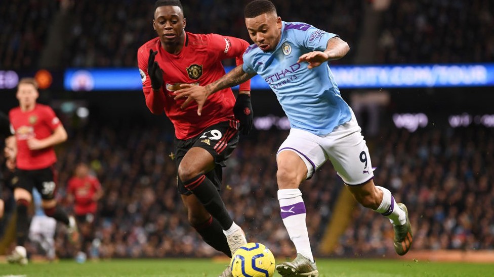 BERUSAHA KERAS : Gabriel Jesus berusaha melepaskan dari dari penjagaan Aaron Wan-Bissaka