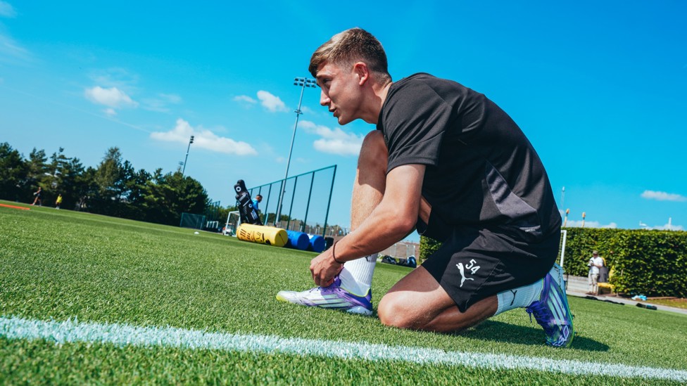 QUICK BREAK : Seb Naylor takes a quick pause to tie up his laces.