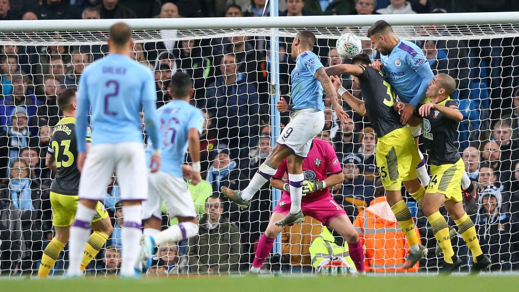 De cabeça, Otamendi abriu o placar