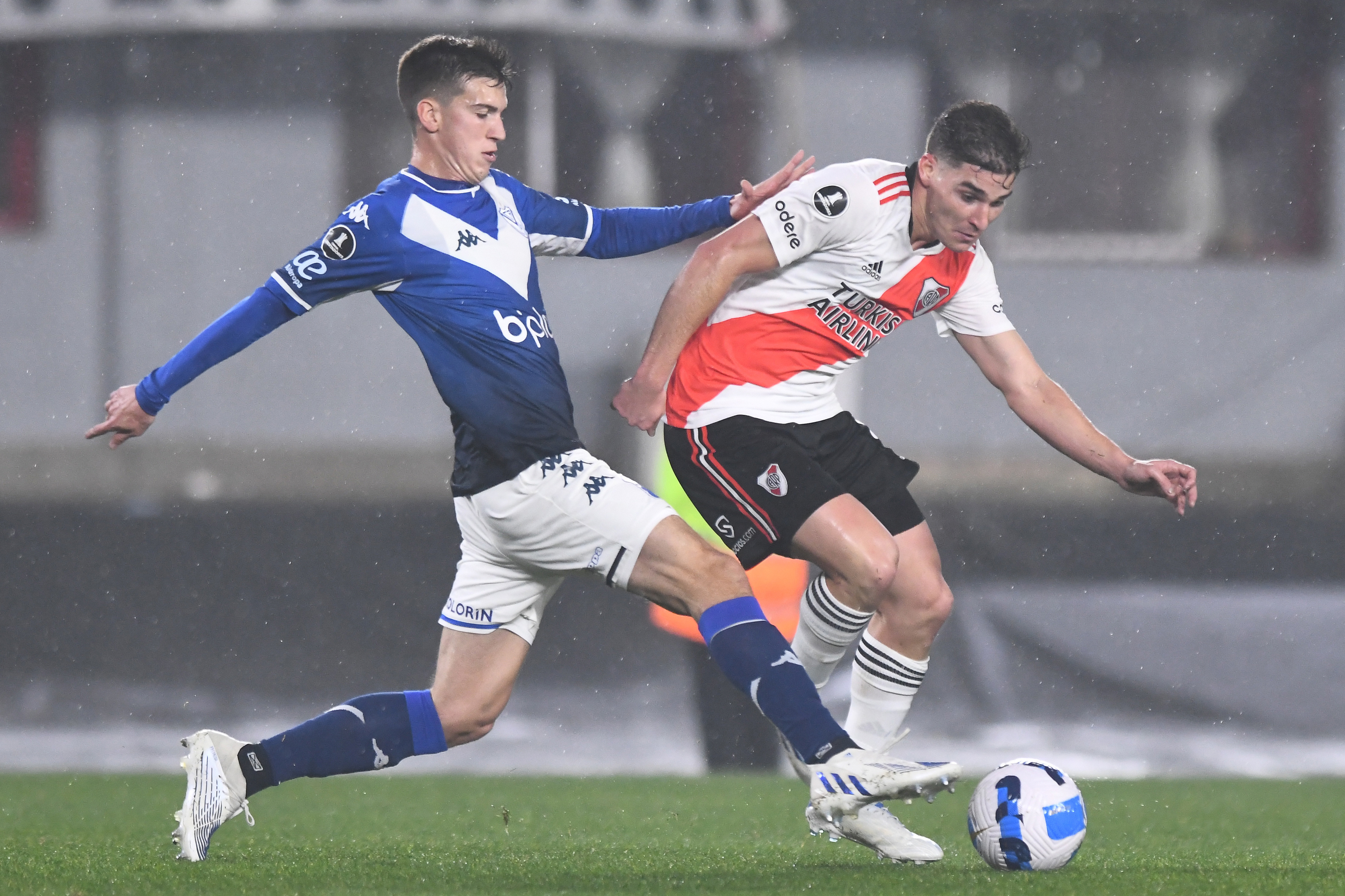 Manchester City oficializa contratação de meia Máximo Perrone, do Velez  Sarsfield