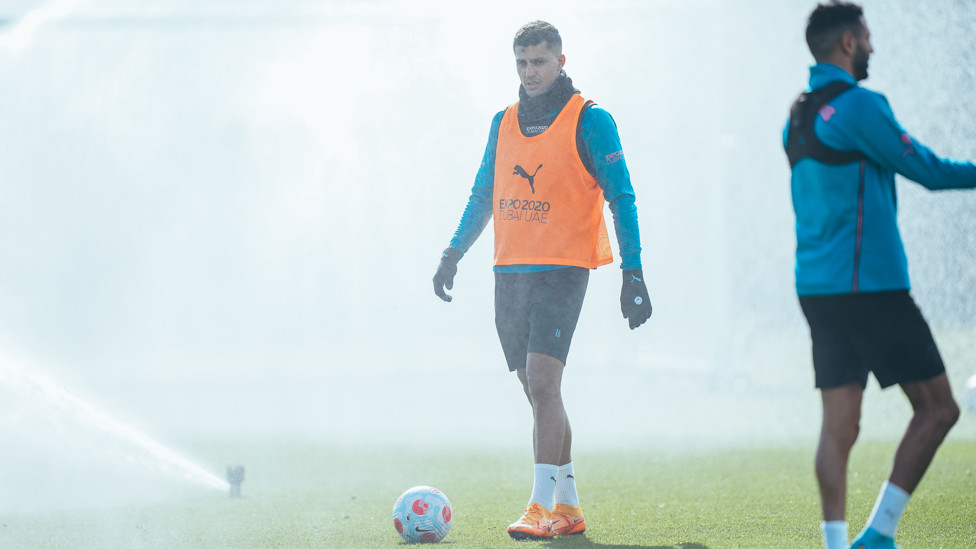 SPRINKLER : Rodrigo mendinginkan tubuh