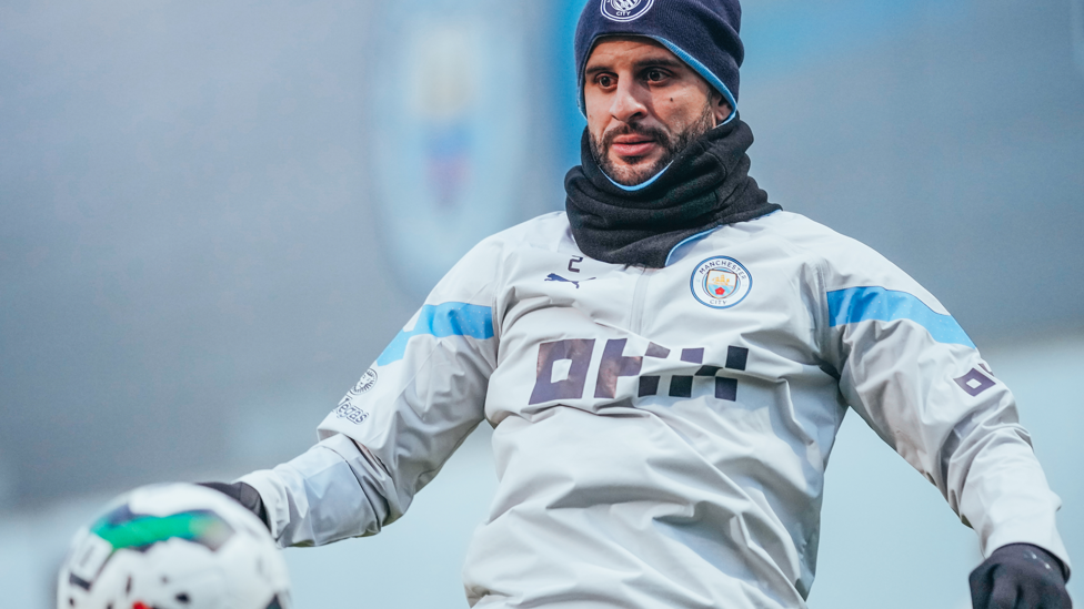 DE OLHO NA BOLA  : Kyle Walker se prepara para dominar a bola. 