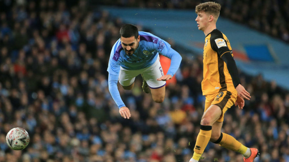 TERBANG TINGGI : Ilkay Gundogan terganjal saat pertandingan Piala FA multi memanas