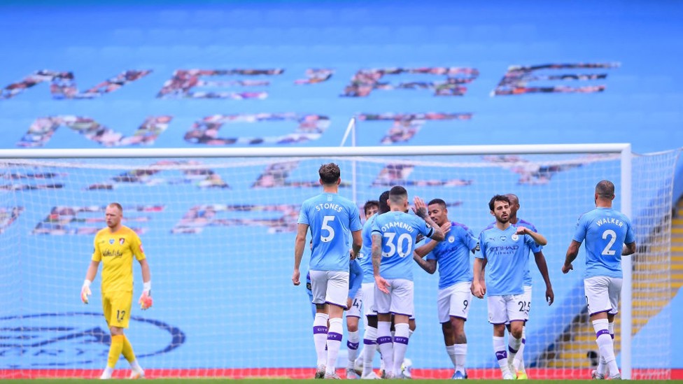 DEJA VU : Para pemain berkumpul setelah gol impresif Jesus