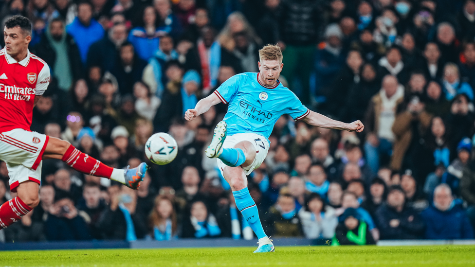 REI KEV : De Bruyne bate com estilo e quase faz um lindo gol.