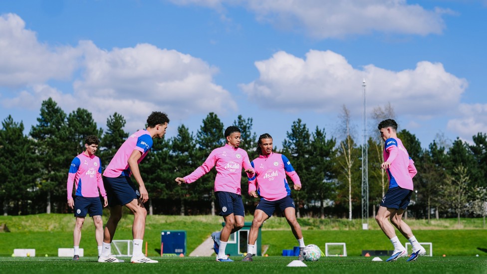 RONDO READY : Savinho is the man in the middle