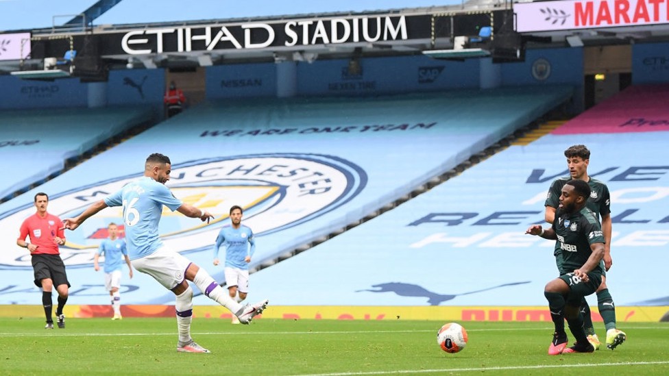 COPY+PASTE : Mahrez menambah gol 10 menit kemudian dengan skema yang mirip, kali ini memanfaatkan umpan silang De Bruyne.
