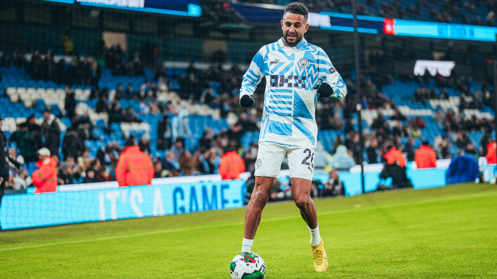 MAHREZ PRONTO : Mahrez sente a bola.