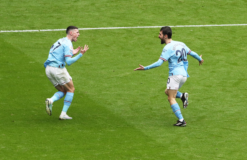 Bernardo e Foden comemoram nos 2 a 0 contra o Newcastle em março de 2023.