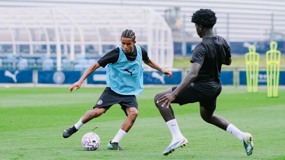 HEAD TO HEAD : Timeo Whisker and Yohan Obin go toe to toe. 