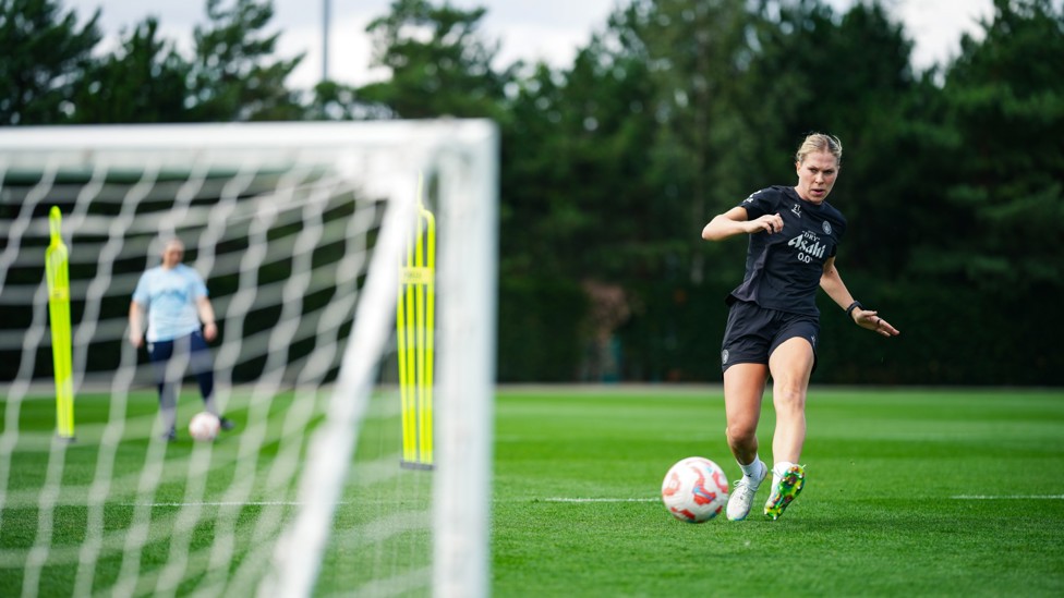 THE KNAAK : Rebecca shows off her skills