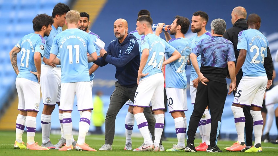 ARAHAN PEP : Sang bos memberi instruksi setelah gol pertama
