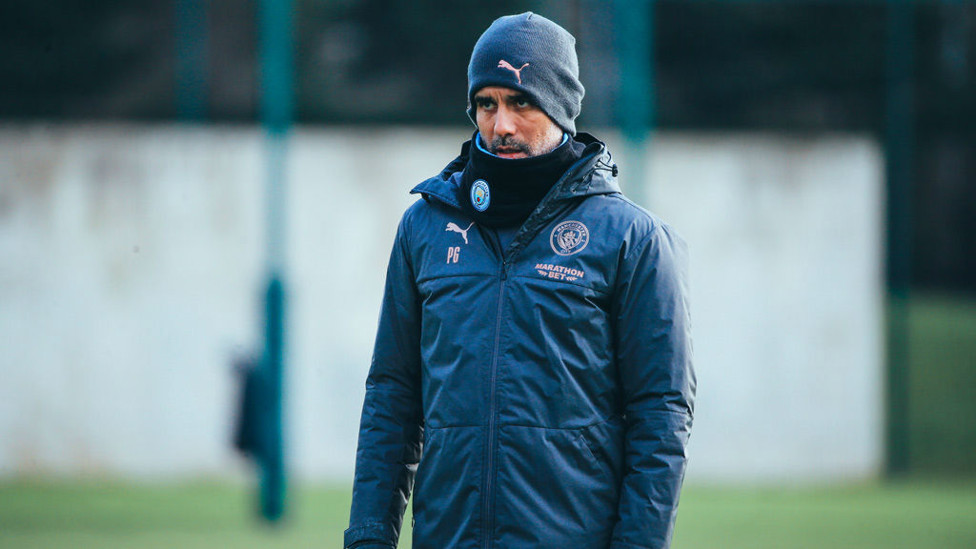 Pep Guardiola atento ao treino