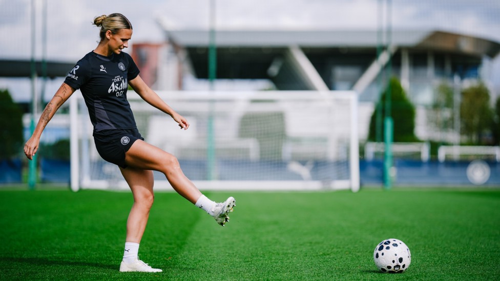 COMPOSED CASPARIJ : Kerstin plays a clinical ball forward. 