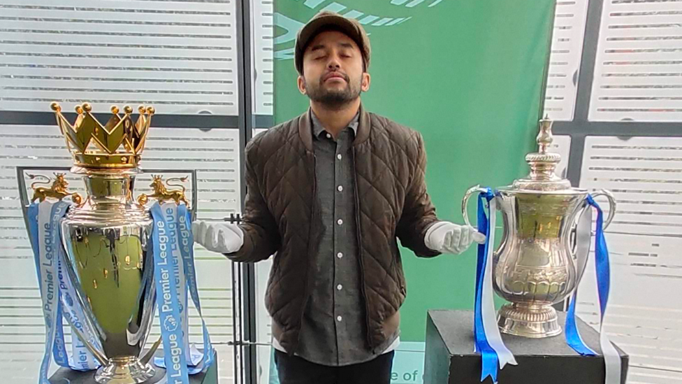 POSE DENGAN TROFI: Rian saat mengunjungi museum di Inggris