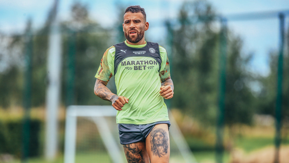 Le Général : Nicolas Otamendi...