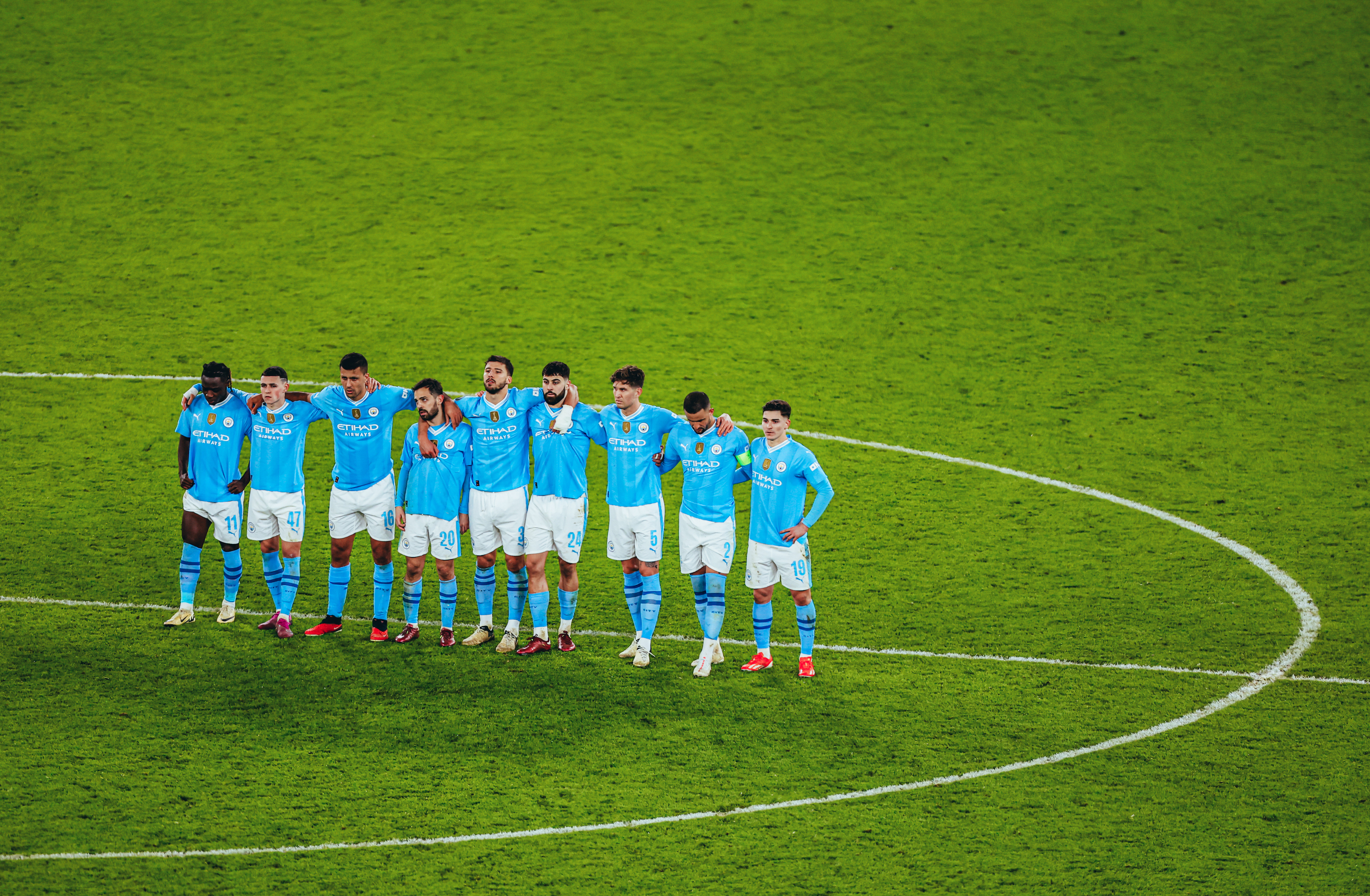Jogadores do City lamentam revés nos pênaltis. 