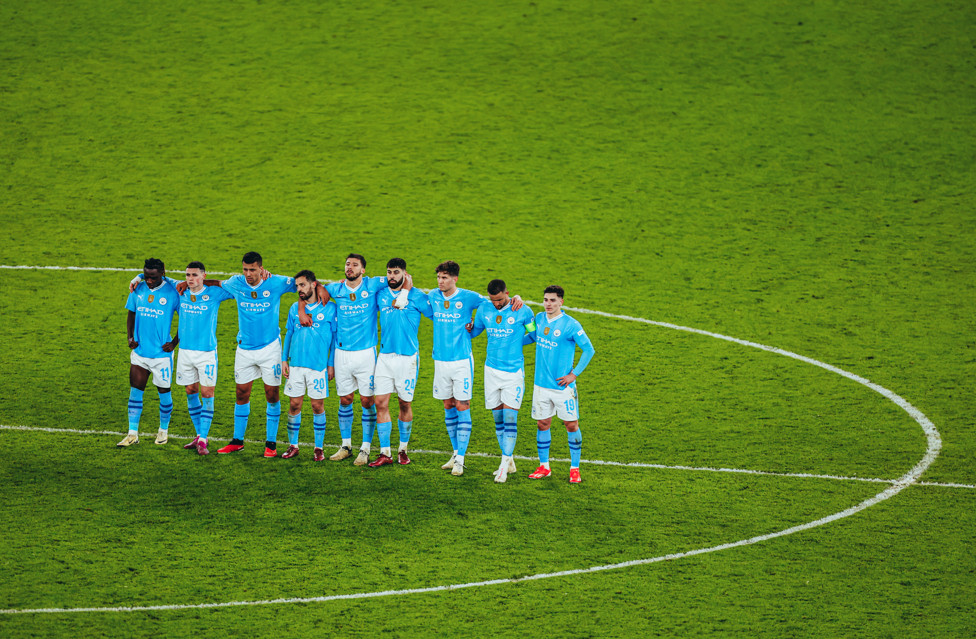 Jogadores do City lamentam revés nos pênaltis. 