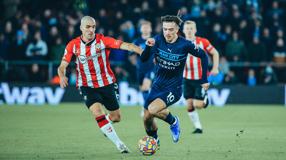 Grealish luta pela bola