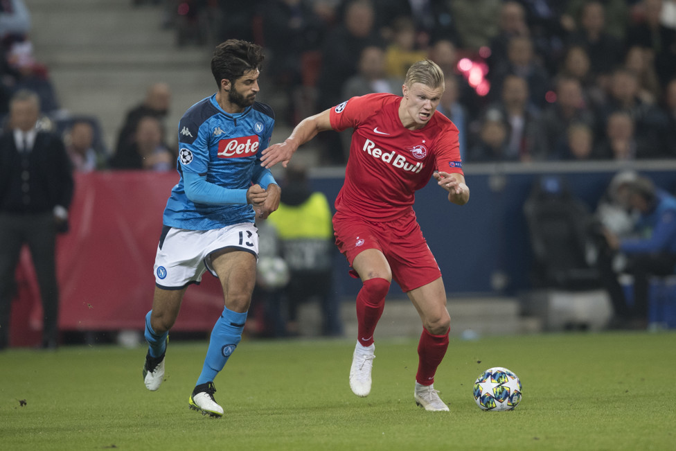 HAALAND EN EL RB SALZBURG : Haaland en el RB Salzburg jugando contra el Napoli en la Champions 2019-2020.