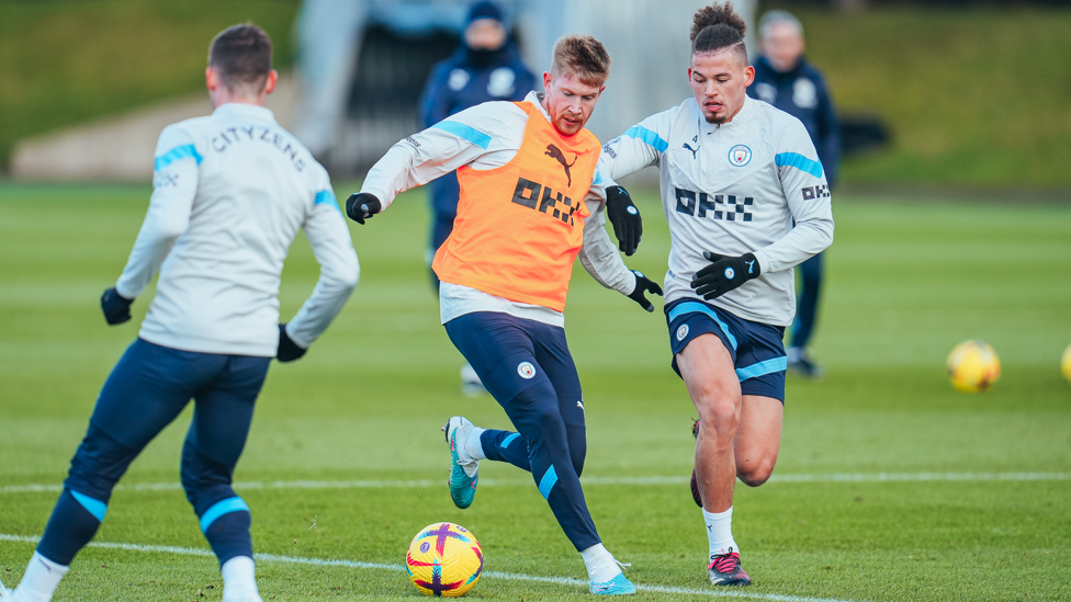 PERTARUNGAN LINI TENGAH : Kevin De Bruyne dan Kalvin Phillips
