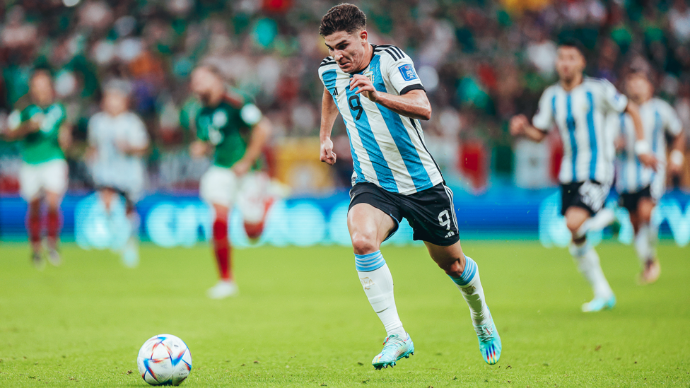IMPACTO IMEDIATO: Saindo do banco, Álvarez causou grande impacto na vitória da Argentina por 2 a 0 sobre o México na segunda partida da fase de grupos.