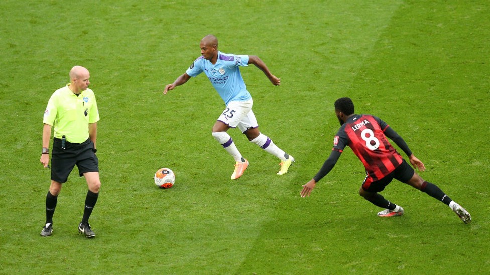 DOMINAN : Fernandinho menjaga lini tengah City