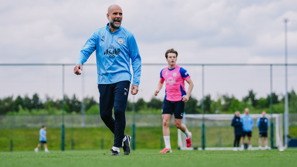 THE BOSS  : Pep Guardiola in the heart of the action. 