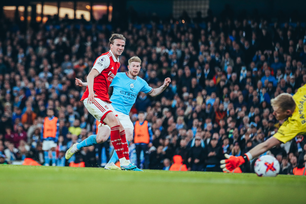 O DETALHE DO TERCEIRO GOL : De Bruyne finaliza para o gol! 