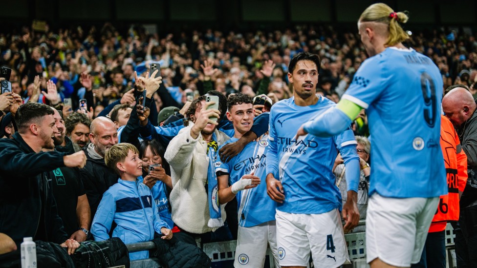 PHIL-ING GOOD : Selfie time with the fans.