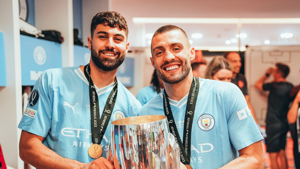 CROATIAN BROS : Gvardiol and Kovacic with the trophy.