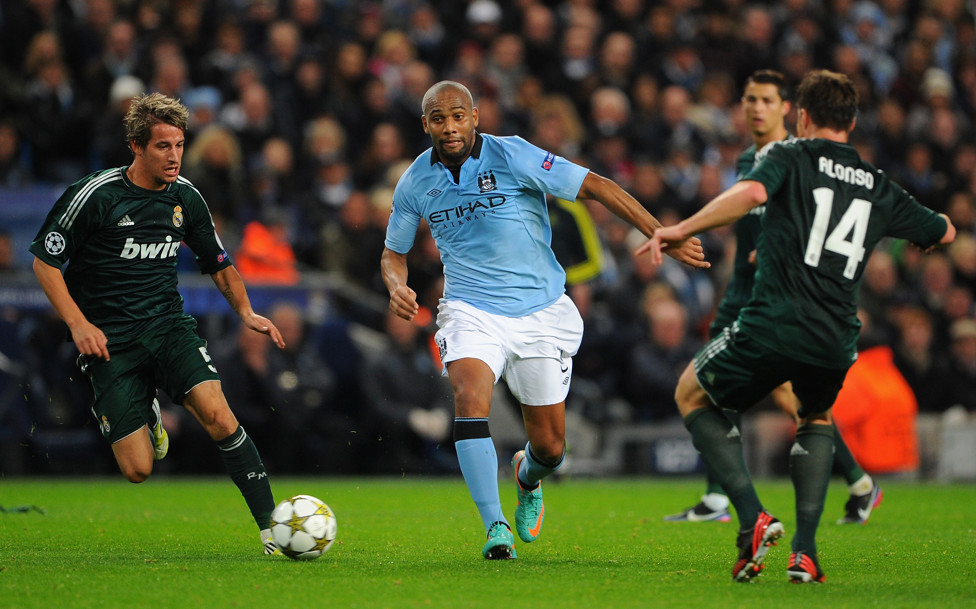 PASSAGEM CURTA  : Maicon em ação contra o Real Madrid. 