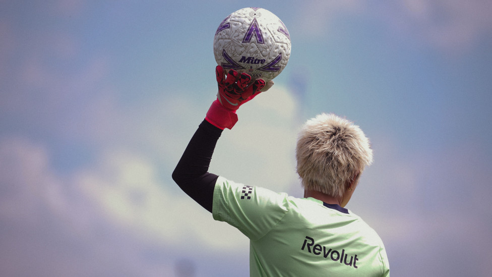 HANDS UP  : Ayaka Yamashita has the ball under her spell.