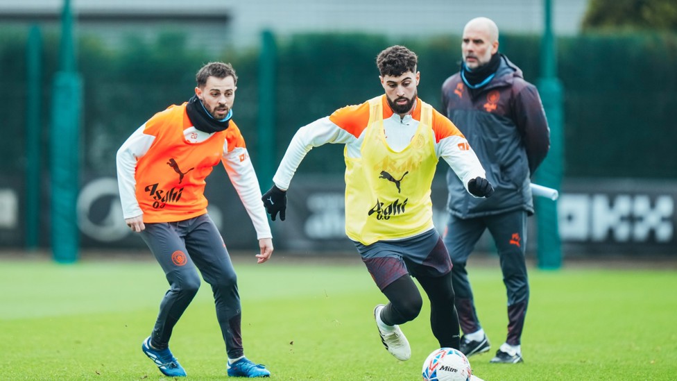 ALWAYS WATCHING  : Gvardiol and Bernardo Silva compete in front of Pep Guardiola.