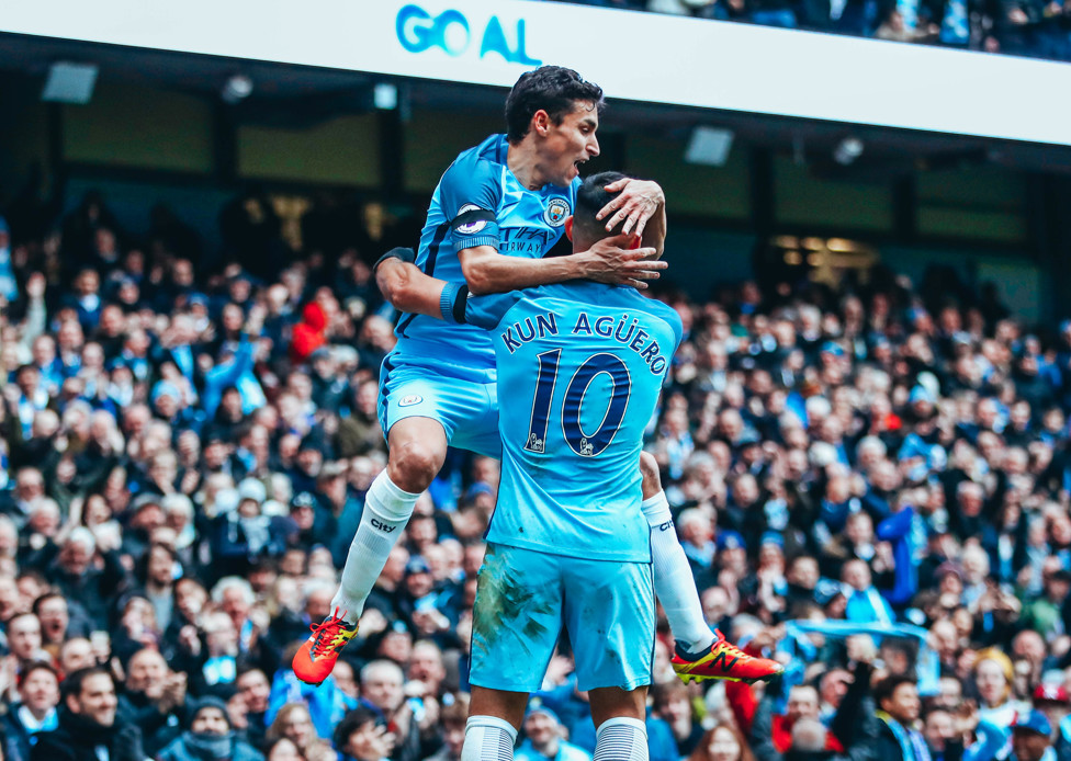 Abraçando Kun Agüero, um dos membros espanhois daquele City.