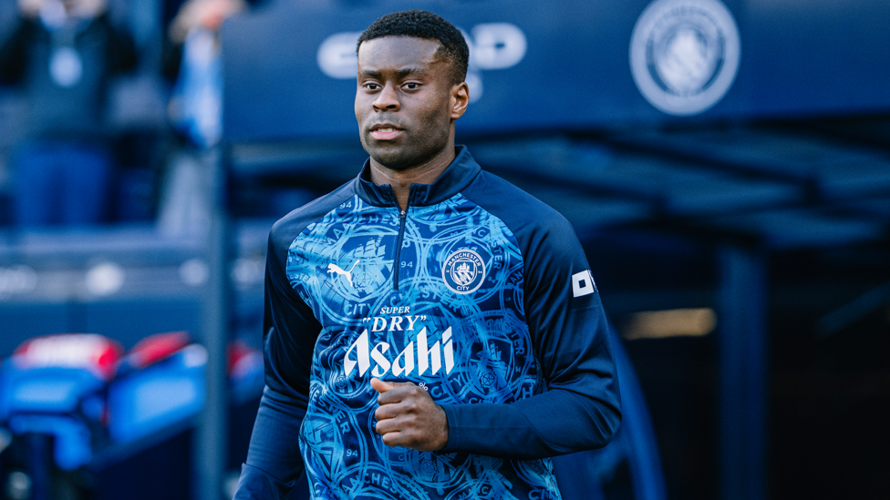 GET WARM GUÉHI : Marc arrives for the pre-match warm up.