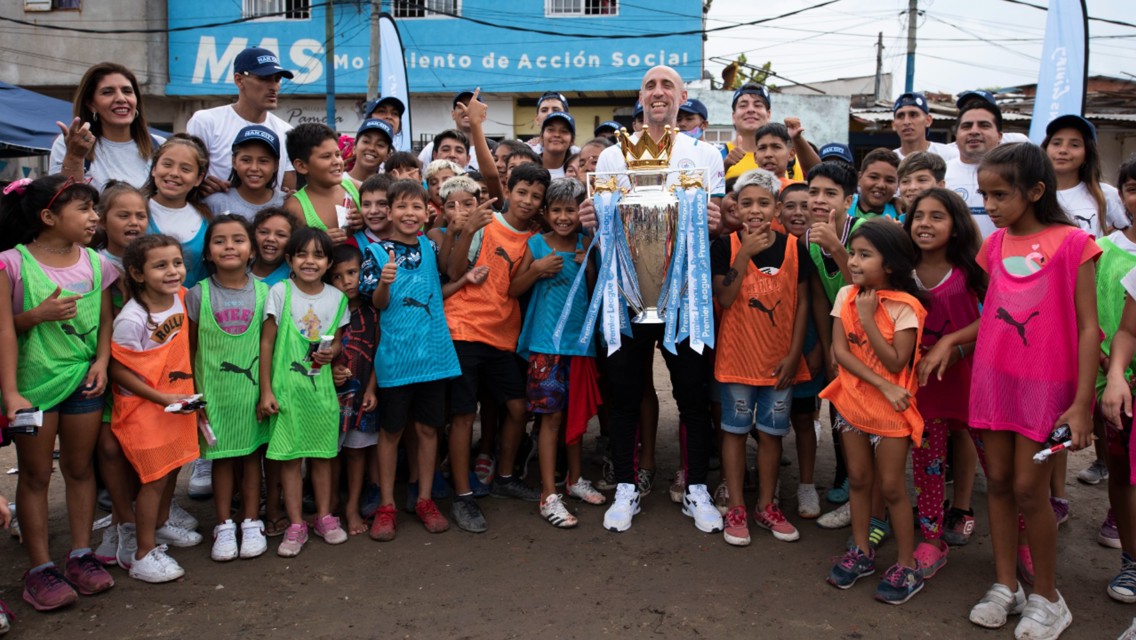 Zabaleta e o troféu da Premier League visitam Jovens Líderes em Buenos Aires