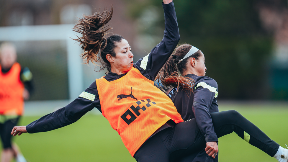 50:50 : Leila Ouahabi and Deyna Castellanos challenge for the ball