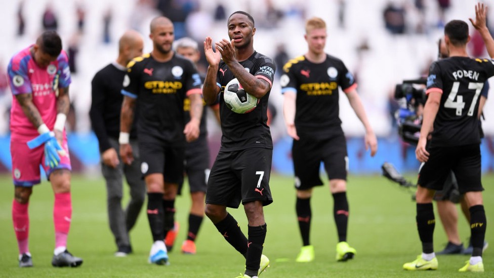 SE LO LLEVA. Raheem con el balón del partido tras el hat-trick.