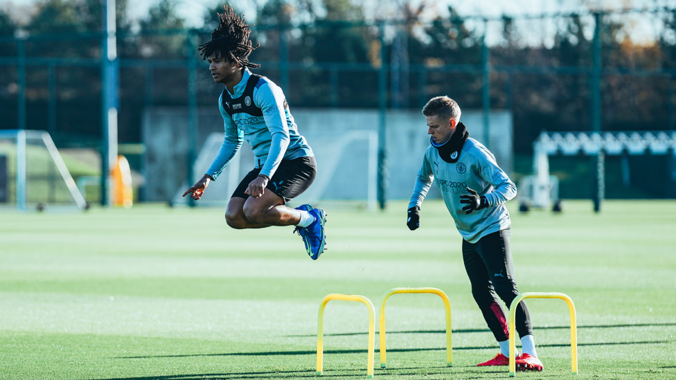 Nathan Ake dan Oleks Zinchenko nampak serius!