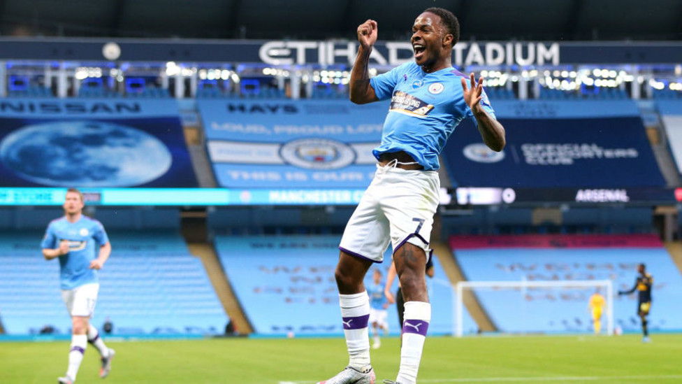 WAKTUNYA PERAYAAN : Raheem Sterling terlihat gembira dengan gol cemerlangnya
