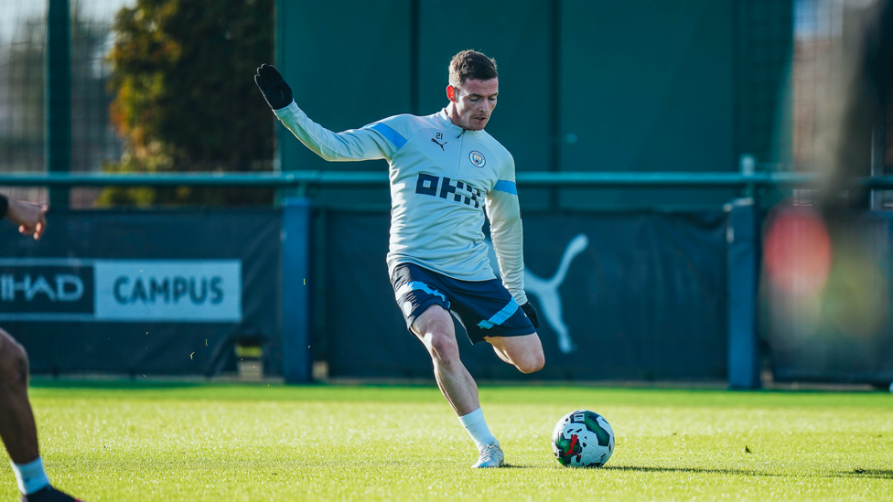 PELA ESQUERDA: Sergio Gomez prepara o cruzamento para a área.