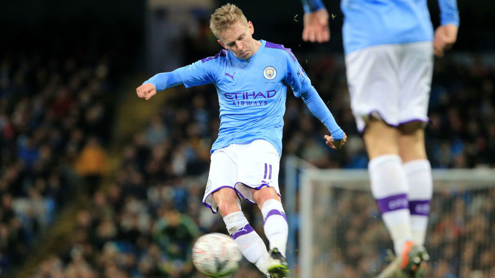 GOL PERTAMA : Oleks Zinchenko membuat gol pembuka tuan rumah