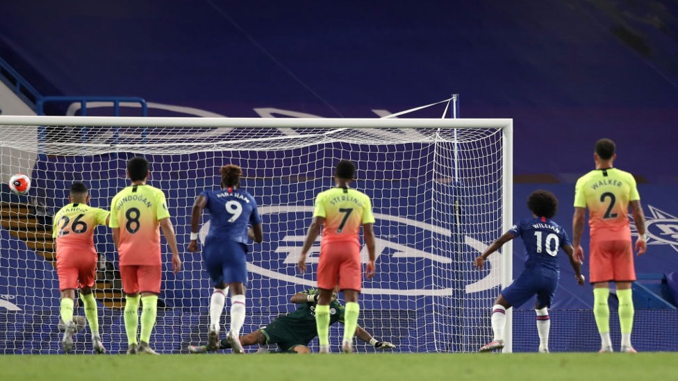PUKULAN TELAK : Willian sukses mencetak penalti untuk kemenangan tim tuan rumah