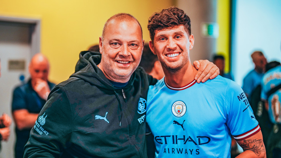 SEMUA SENYUM: Asisten pelatih Rodolfo Borrell dan John Stones merayakannya